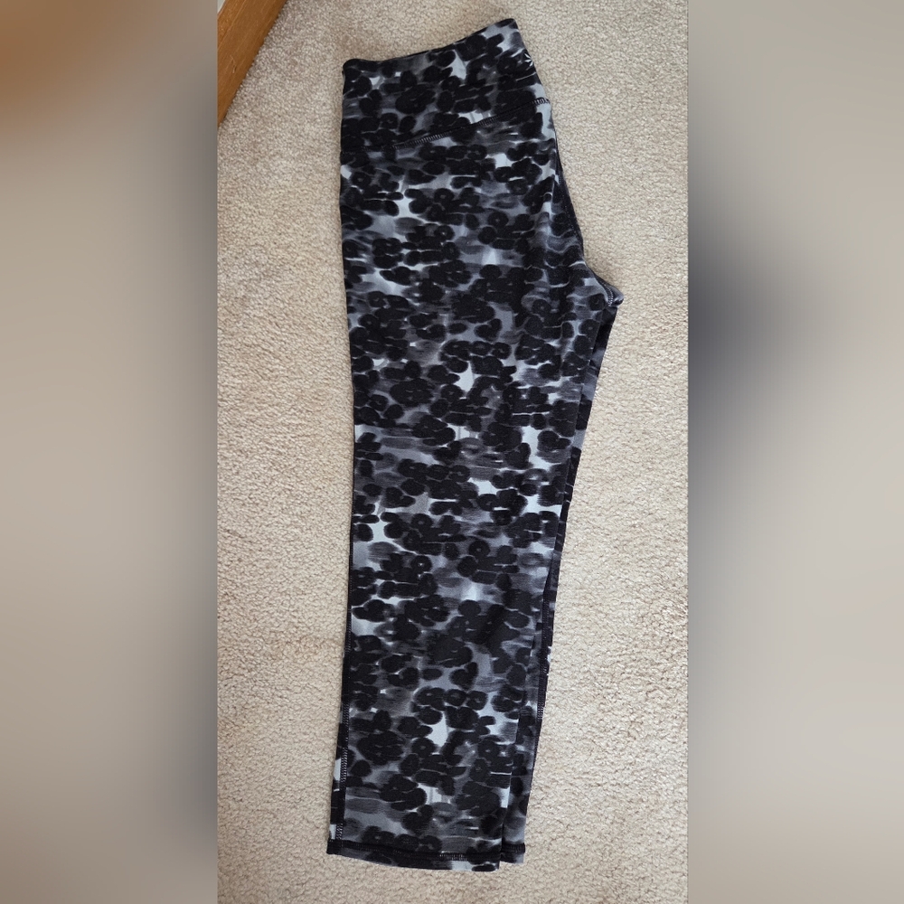 ATHLETA CROP LEGGING. Black and Gray. Sz MED.